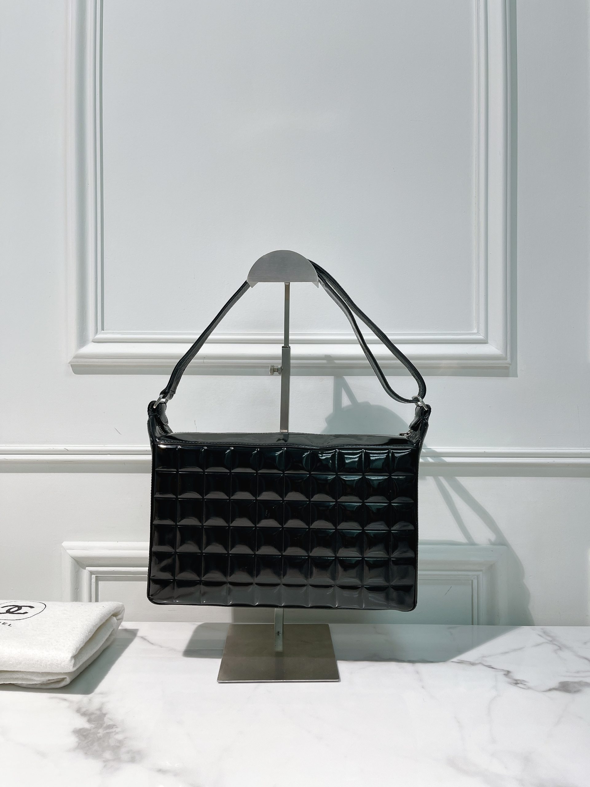 CHANEL VINTAGE CHOCOLATE BAR SHOULDER BAG, Black/Gold - AHLi